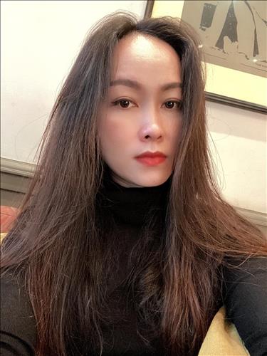 Ngân Ella 