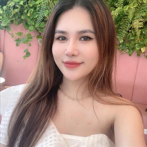 Emily Huyền 
