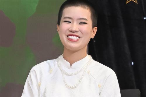 Cô gái vừa xuống tóc